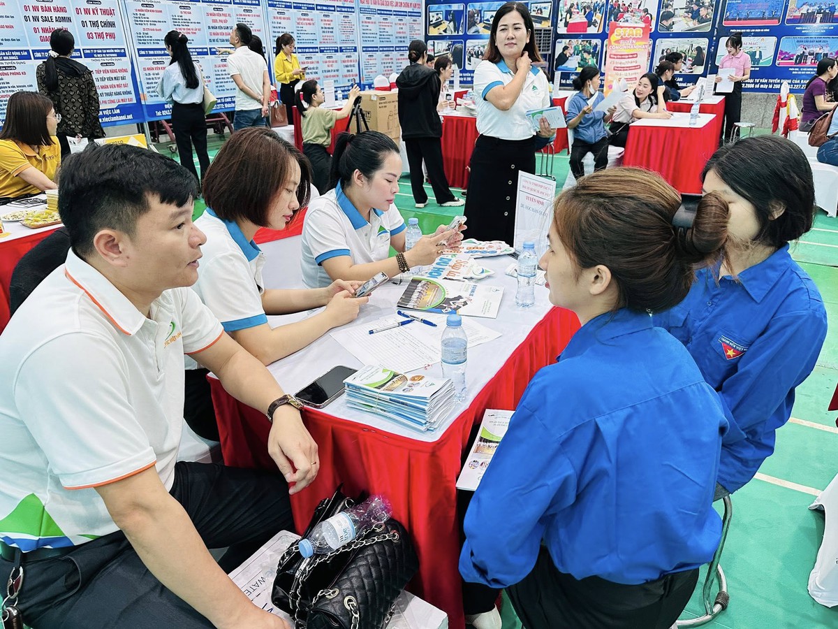 Doanh nghiệp rầm rộ tuyển dụng lao động- Ảnh 1. Doanh nghiệp rầm rộ tuyển dụng lao động- Ảnh 1.