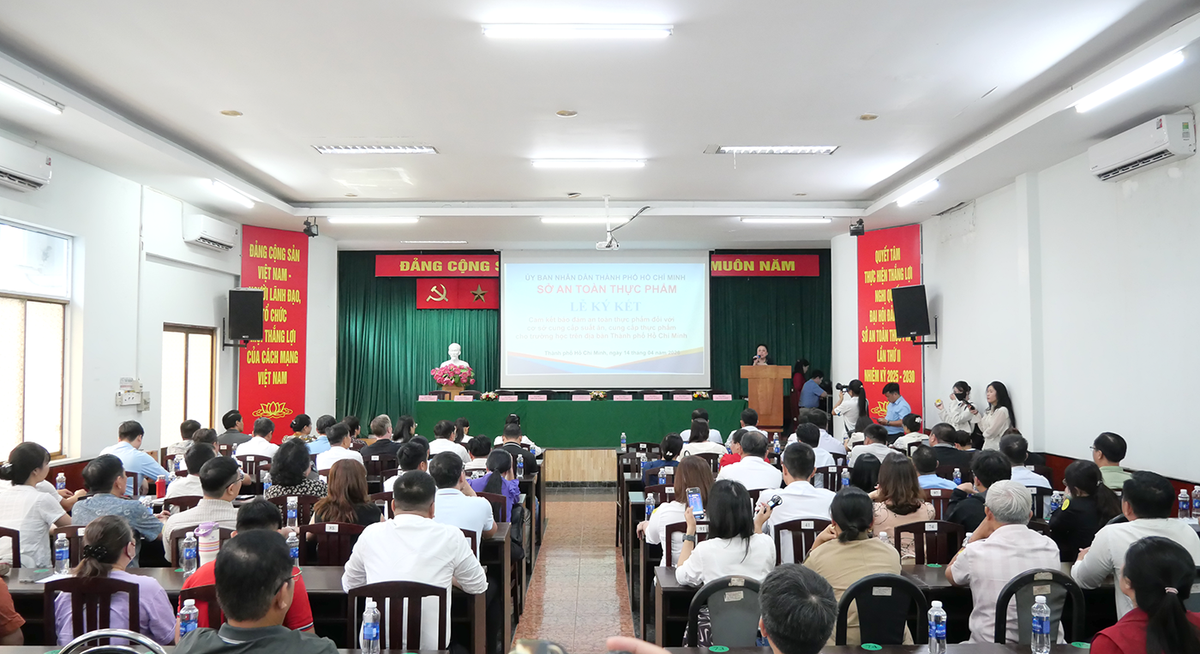 TPHCM: Hơn 300 doanh nghiệp cam kết bảo đảm an toàn suất ăn học đường- Ảnh 1. TPHCM: Hơn 300 doanh nghiệp cam kết bảo đảm an toàn suất ăn học đường- Ảnh 1.