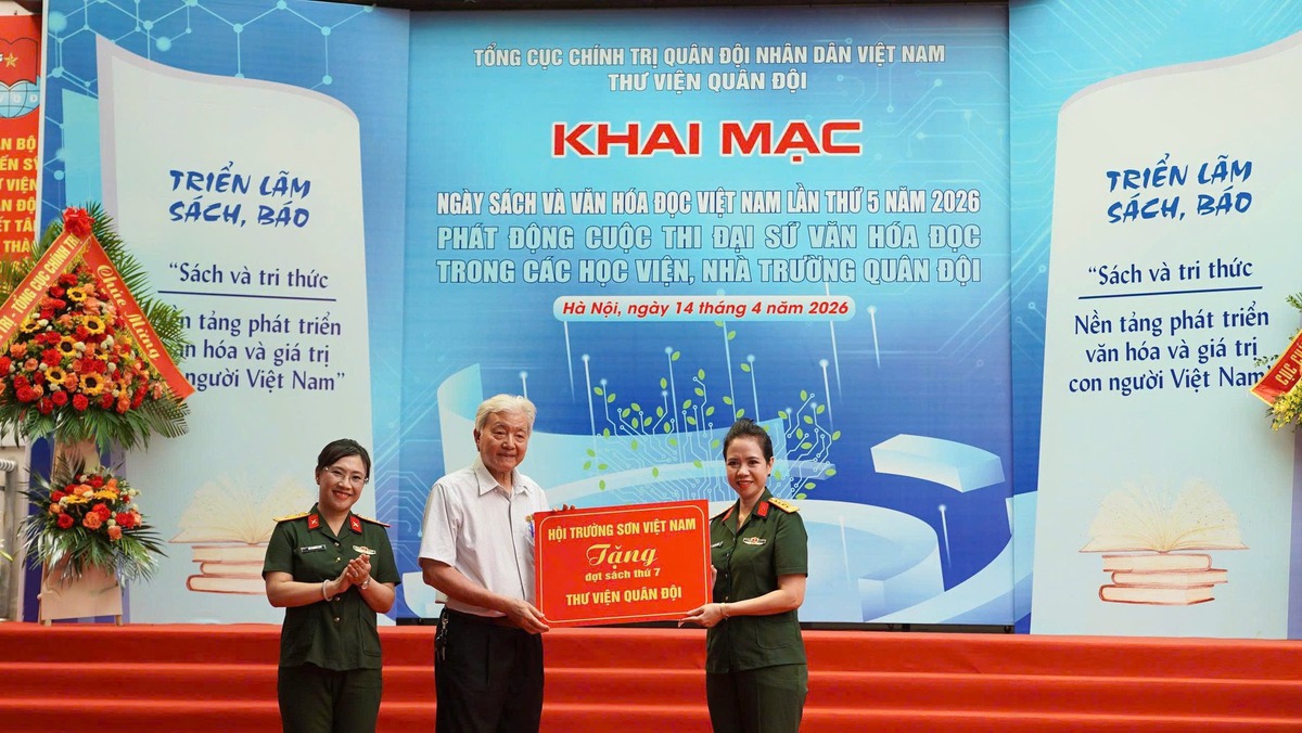 Trong khuôn khổ chương trình, nhiều tập thể, cá nhân đã trao sách tặng Thư viện Quân đội. Trong khuôn khổ chương trình, nhiều tập thể, cá nhân đã trao sách tặng Thư viện Quân đội.