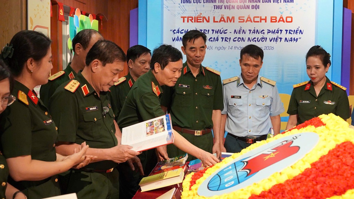 Đại biểu tham quan khu trưng bày sách tại Triển lãm Đại biểu tham quan khu trưng bày sách tại Triển lãm