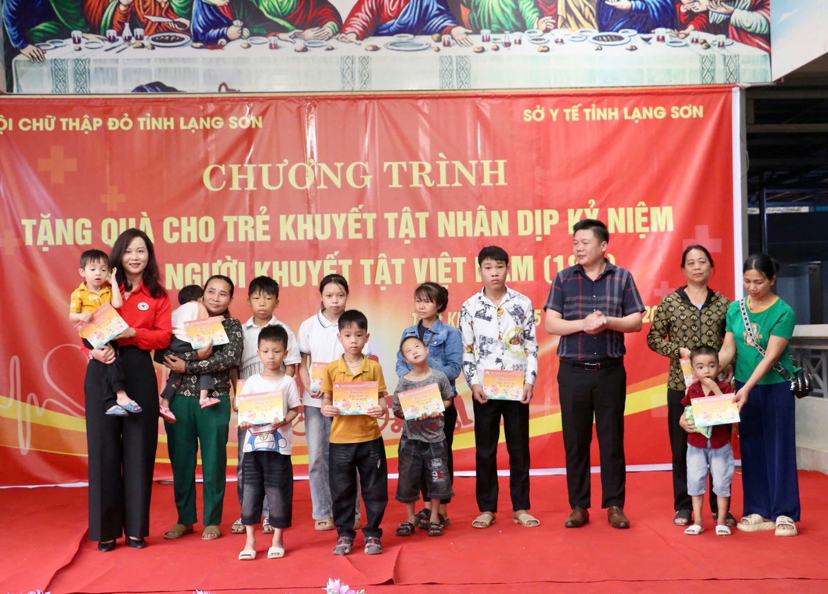 Chia sẻ, tặng quà trẻ em, người khuyết tật ở Lạng Sơn- Ảnh 2.