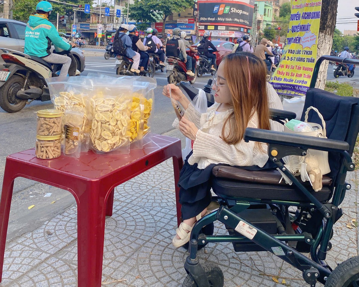 Ánh mặt trời qua ô cửa hẹp và giấc mơ tự do của "đóa hoa thủy tinh"- Ảnh 2.