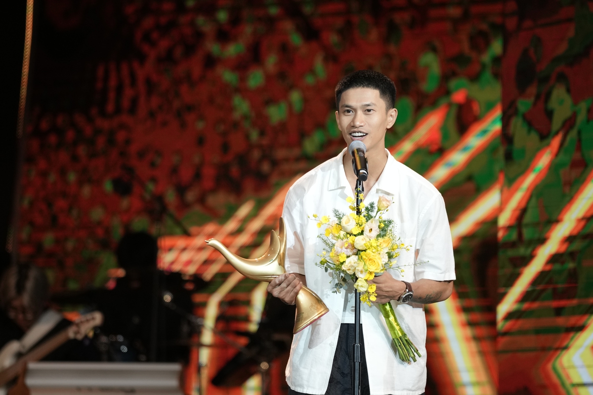 Nguyễn Hùng giành giải Bài hát của năm với "Còn gì đẹp hơn" Nguyễn Hùng giành giải Bài hát của năm với "Còn gì đẹp hơn"