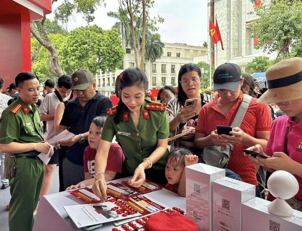 Phụ nữ Cảnh sát quản lý hành chính về trật tự xã hội năng động trong hành trình chuyển đổi số- Ảnh 1.