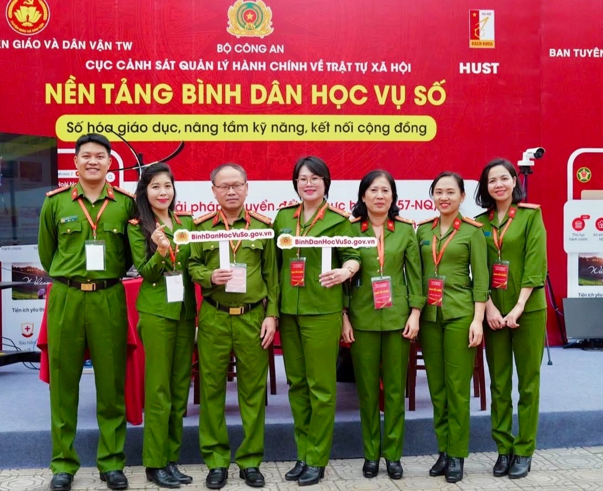 Phụ nữ Cảnh sát quản lý hành chính về trật tự xã hội năng động trong hành trình chuyển đổi số- Ảnh 2.