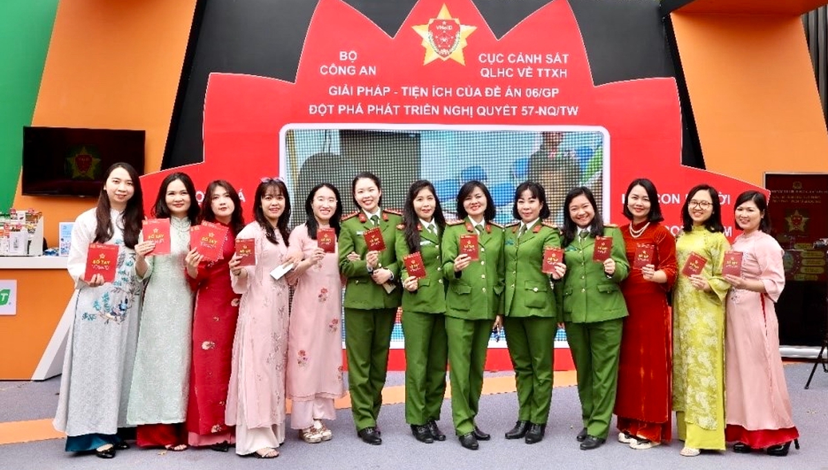 Phụ nữ Cảnh sát quản lý hành chính về trật tự xã hội năng động trong hành trình chuyển đổi số- Ảnh 3.