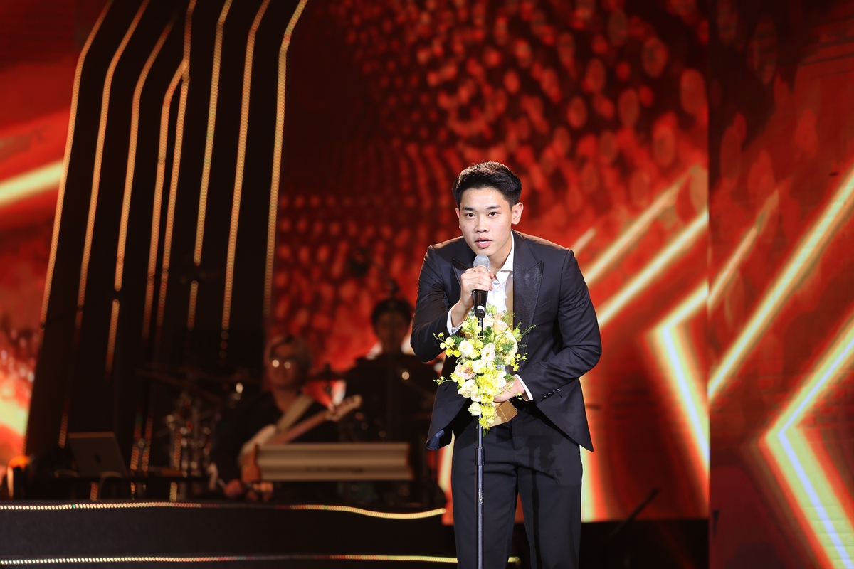 Đình Bắc nhận giải Gương mặt trẻ thể thao Đình Bắc nhận giải Gương mặt trẻ thể thao