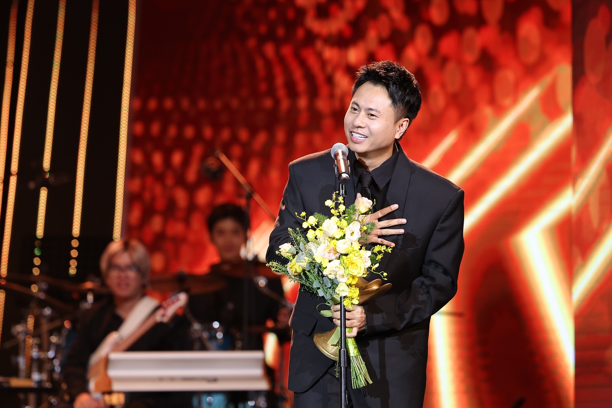 Nhạc sĩ Dương Cầm được vinh danh Ấn tượng Cống hiến Nhạc sĩ Dương Cầm được vinh danh Ấn tượng Cống hiến