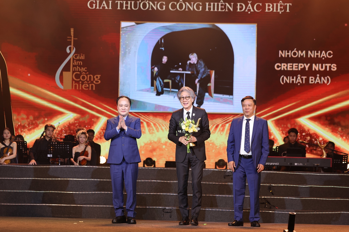 The Special Awards - Giải thưởng Cống hiến Đặc biệt cho các nghệ sĩ Nhật Bản là Nhóm nhạc Creepy Nuts The Special Awards - Giải thưởng Cống hiến Đặc biệt cho các nghệ sĩ Nhật Bản là Nhóm nhạc Creepy Nuts