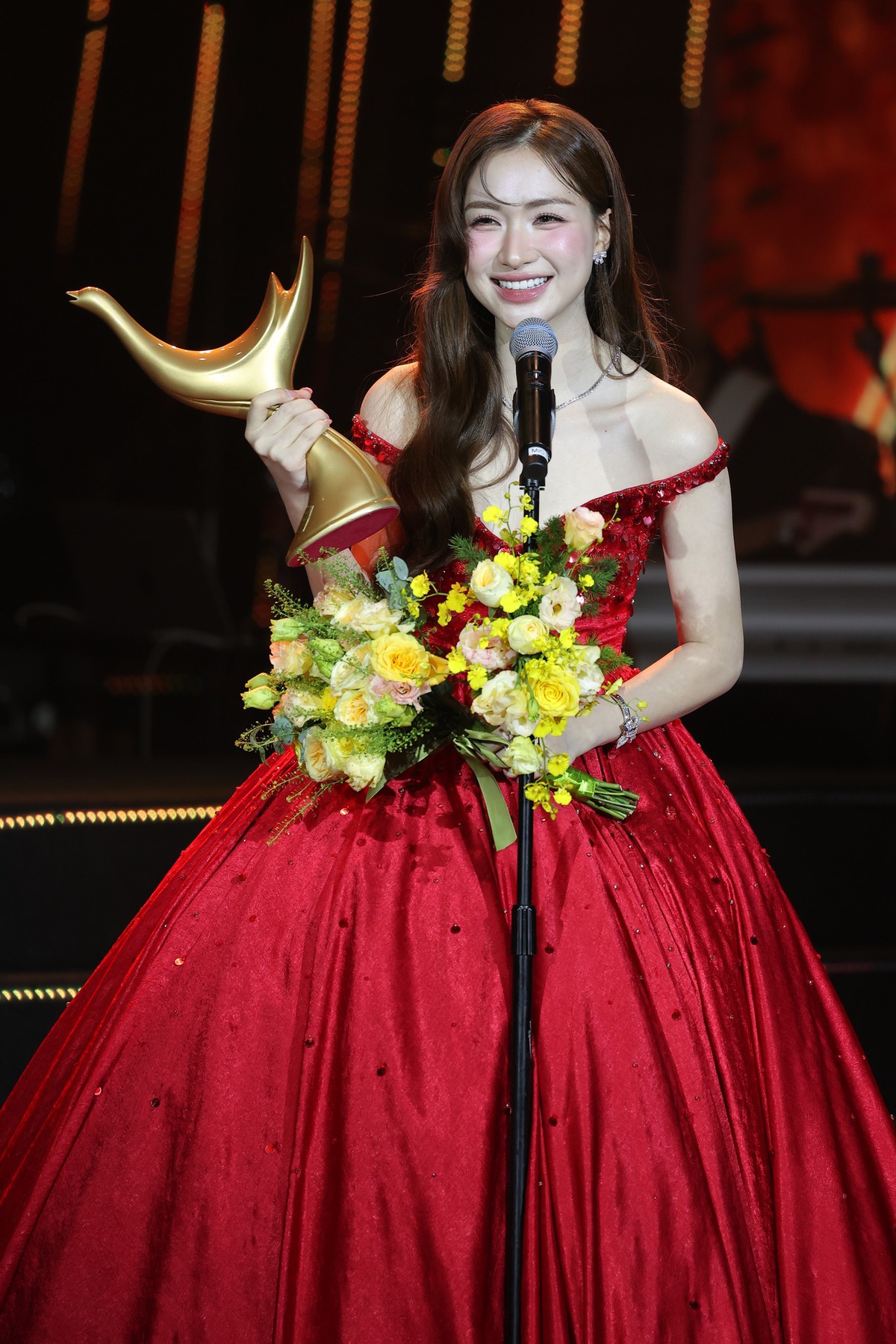 Hòa Minzy là Ca sĩ của năm Hòa Minzy là Ca sĩ của năm