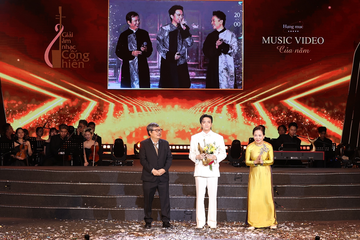 Ca sĩ Soobin là gương mặt nổi bật nhất mùa Cống hiến năm nay khi giành tới 3 giải thưởng: Chương trình của năm với “Soobin Live concert: All – Rounder” (Soobin và SS Label); MV của năm với “Mục hạ vô nhân”, sản phẩm của anh kết hợp cùng rapper Binz và NSND Huỳnh Tú; Nam ca sĩ của năm Ca sĩ Soobin là gương mặt nổi bật nhất mùa Cống hiến năm nay khi giành tới 3 giải thưởng: Chương trình của năm với “Soobin Live concert: All – Rounder” (Soobin và SS Label); MV của năm với “Mục hạ vô nhân”, sản phẩm của anh kết hợp cùng rapper Binz và NSND Huỳnh Tú; Nam ca sĩ của năm