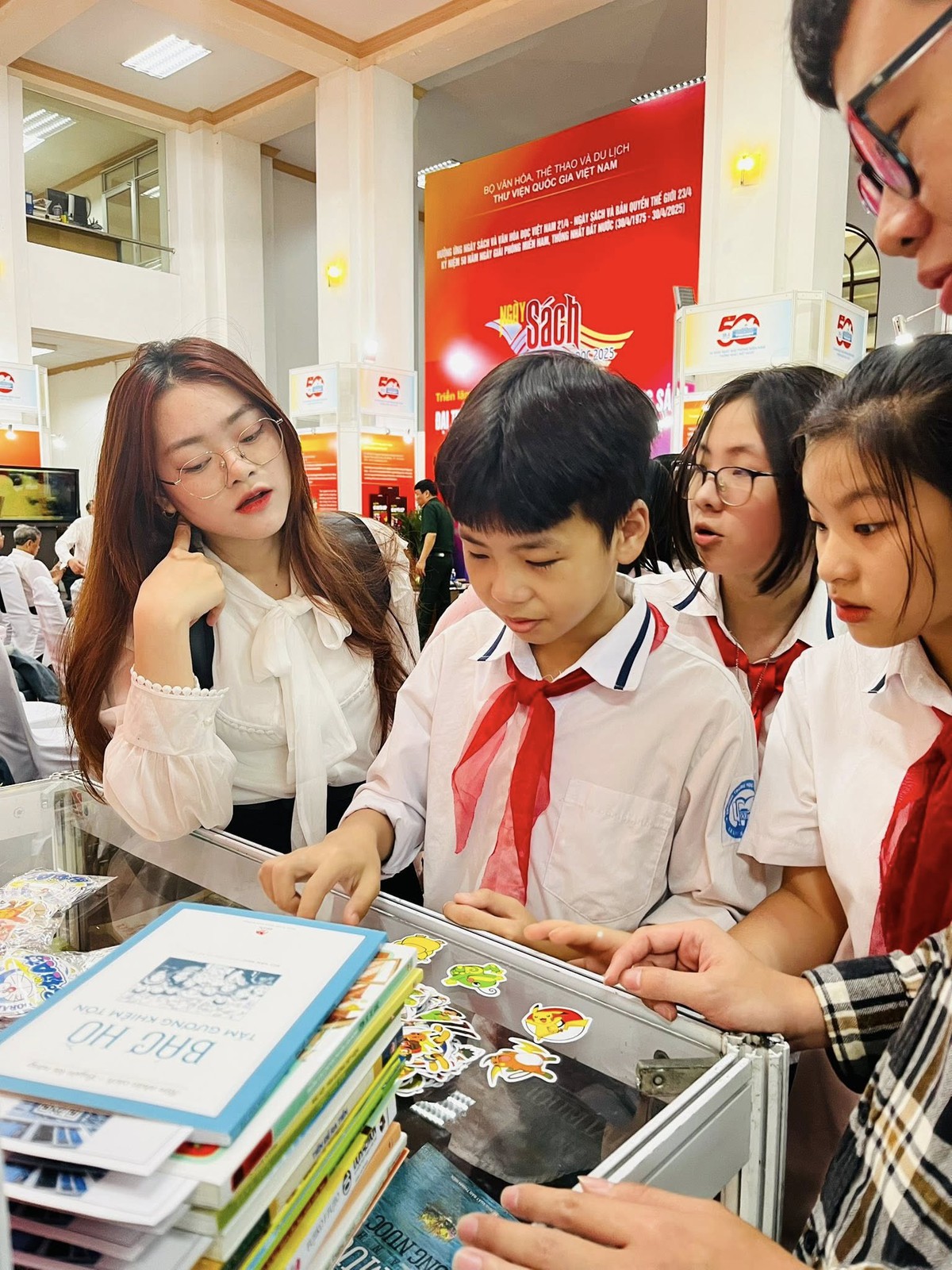 Các em thiếu nhi tham gia Ngày Sách và Văn hóa đọc Việt Nam 2025 Các em thiếu nhi tham gia Ngày Sách và Văn hóa đọc Việt Nam 2025