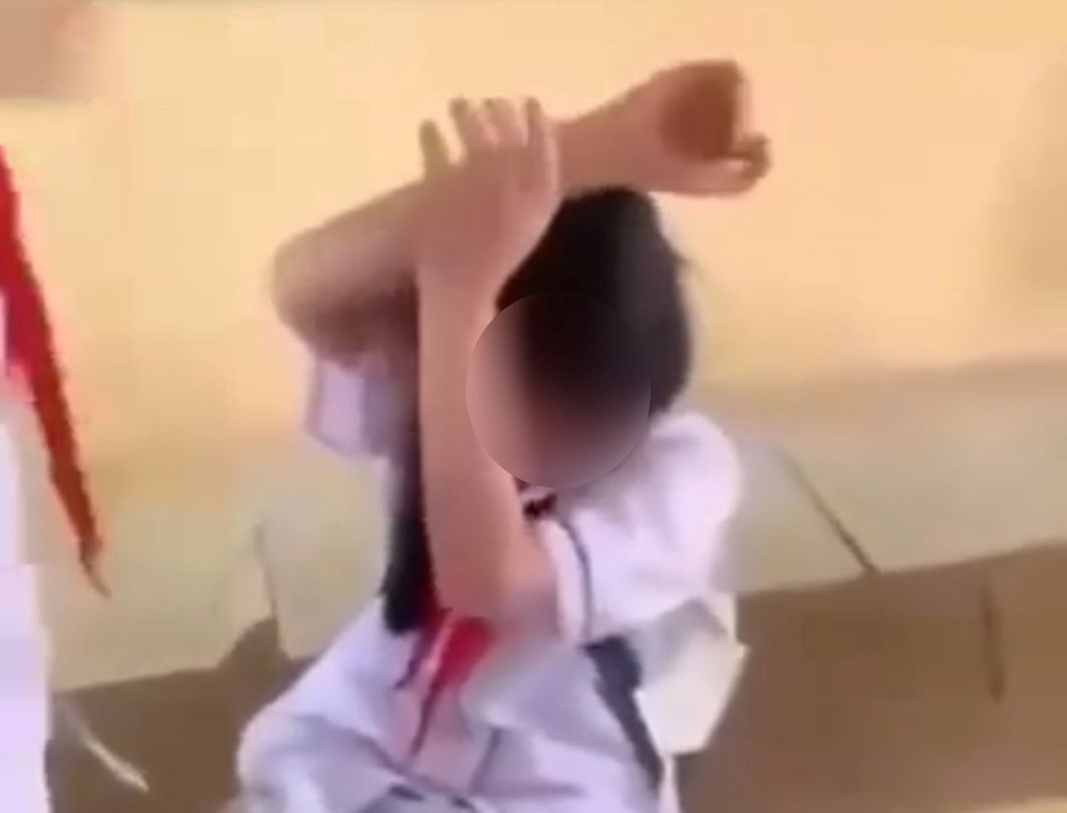 Công an điều tra người phát tán clip nữ sinh bị 2 bạn đánh, ép cởi áo trong lớp học- Ảnh 1. Công an điều tra người phát tán clip nữ sinh bị 2 bạn đánh, ép cởi áo trong lớp học- Ảnh 1.