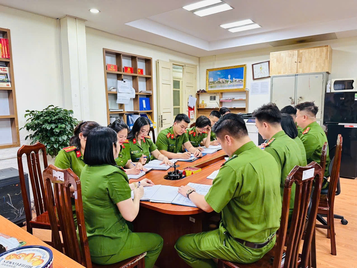 Cán bộ tham mưu Kỹ thuật hình sự Công an Hà Nội: Thầm lặng giữ cho mỗi quyết định đi đúng hướng- Ảnh 9.