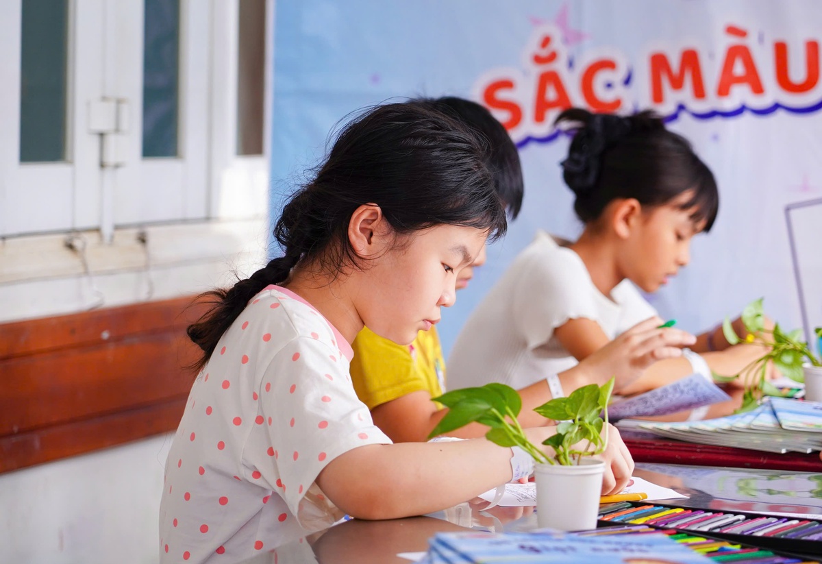 Lớp vẽ cho bệnh nhi góp phần gieo mầm tình yêu với sách- Ảnh 3.