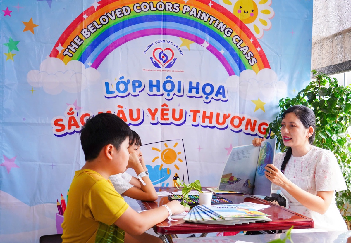 Lớp vẽ cho bệnh nhi góp phần gieo mầm tình yêu với sách- Ảnh 1.