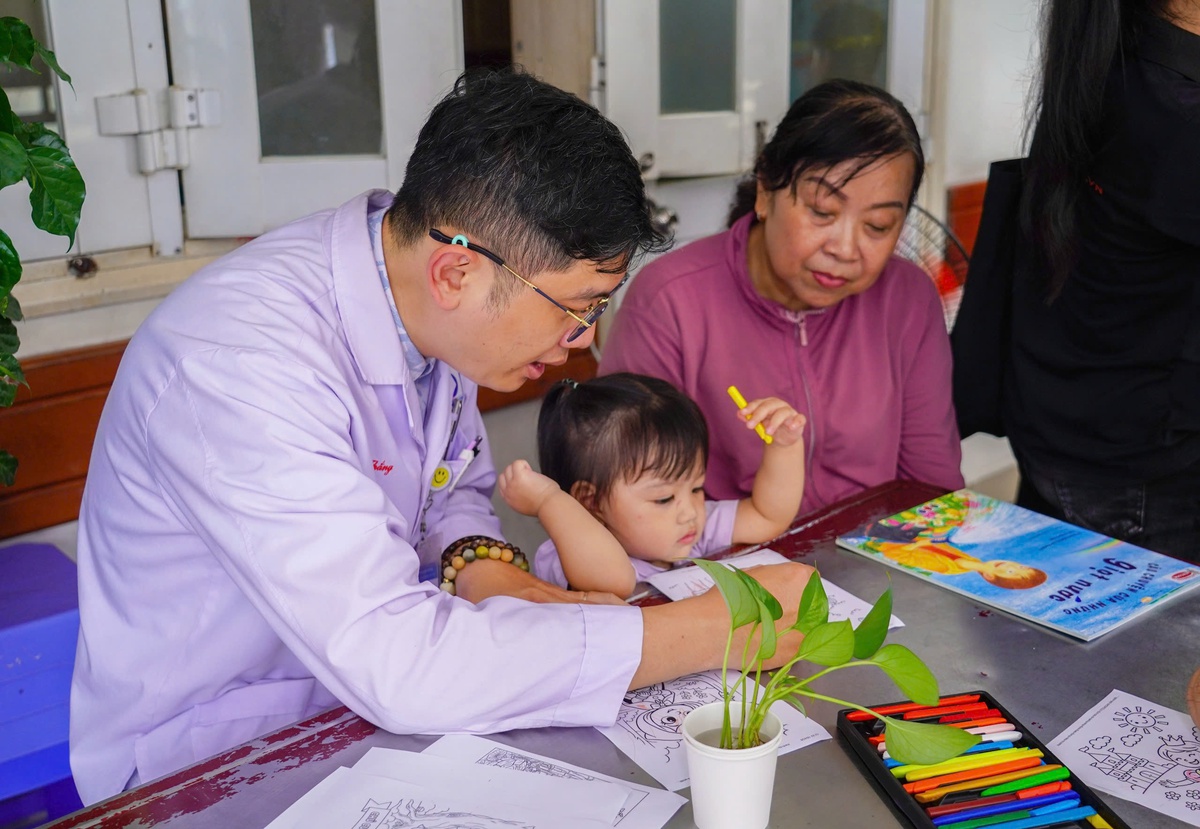 Lớp vẽ cho bệnh nhi góp phần gieo mầm tình yêu với sách- Ảnh 2.