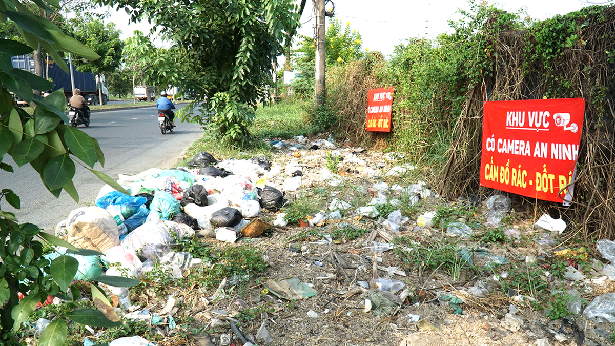 TPHCM: Quyết tâm xóa các "điểm đen" rác thải trên trục đường Nguyễn Văn Linh- Ảnh 1.