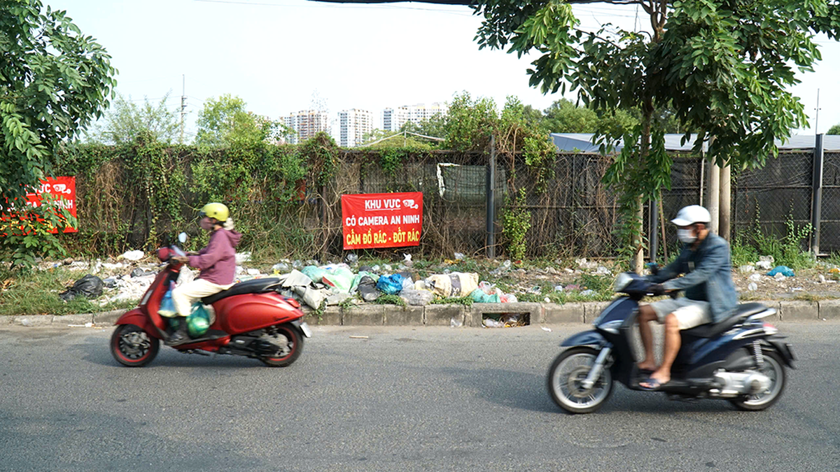TPHCM: Quyết tâm xóa các "điểm đen" rác thải trên trục đường Nguyễn Văn Linh- Ảnh 2.