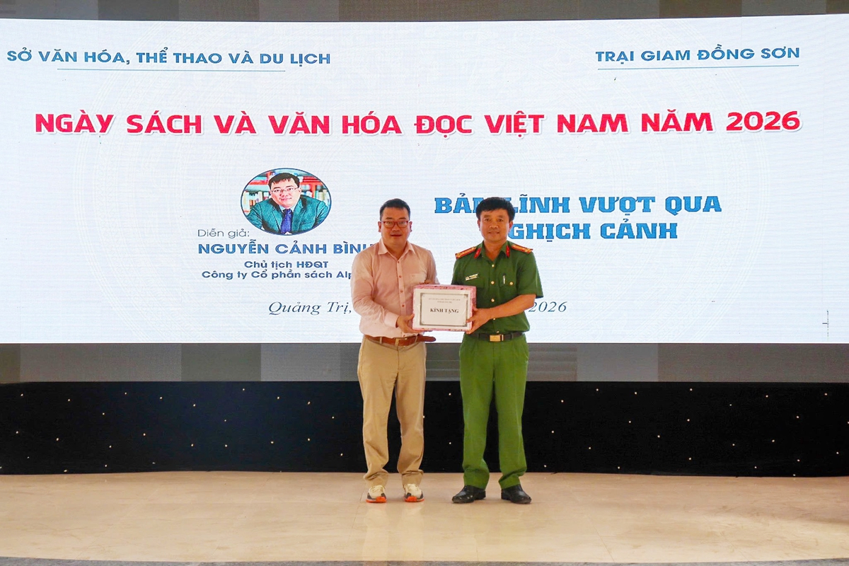 Trao tặng sách cho thư viện Trại giam Đồng Sơn