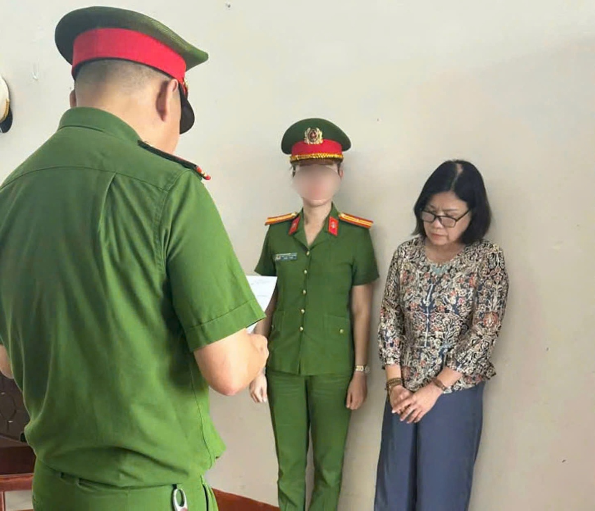 Bắt tạm giam người phụ nữ 56 tuổi lừa bán đất dự án Núi Thành- Ảnh 1.