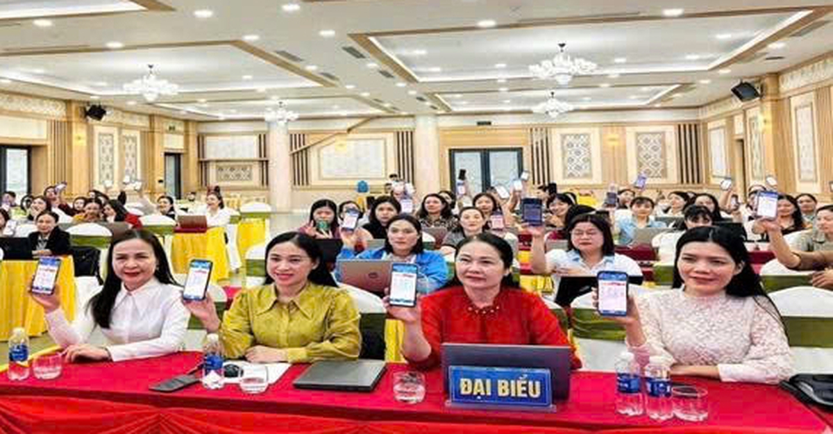 Phụ nữ Hà Tĩnh: Bảo vệ nền tảng tư tưởng của Đảng bằng "lá chắn số" từ mỗi gia đình- Ảnh 1.