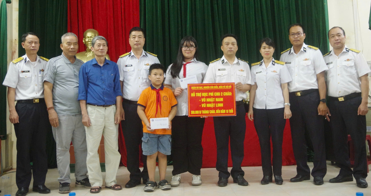 Bộ đội Hải quân tiếp thêm động lực cho con đỡ đầu - Ảnh 1.