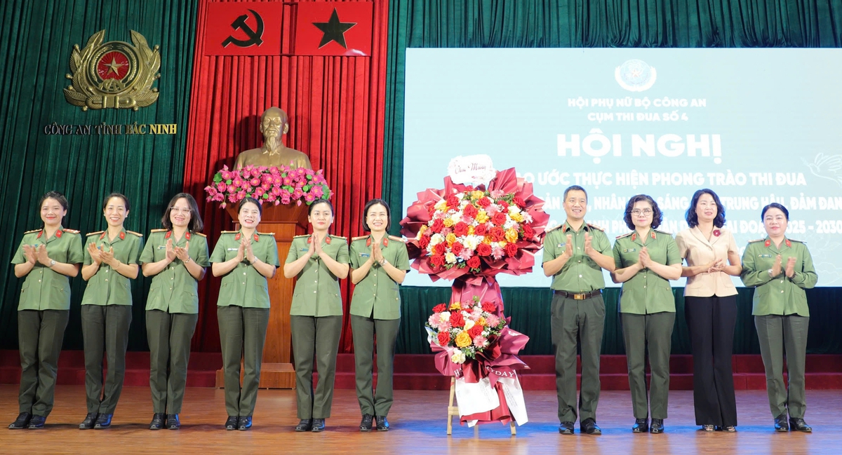 Hội Phụ nữ Cụm thi đua số 4 - Bộ Công an ký kết giao ước thi đua giai đoạn 2025 - 2030- Ảnh 1.
