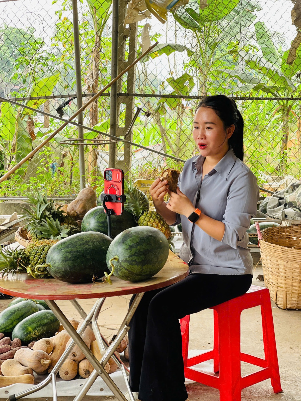 Phụ nữ Hà Tĩnh: Bảo vệ nền tảng tư tưởng của Đảng bằng "lá chắn số" từ mỗi gia đình- Ảnh 2.