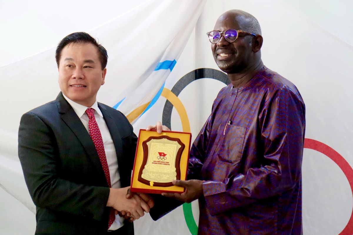 Tân Chủ tịch Liên đoàn Quyền anh Việt Nam Phạm Thành Long (bìa trái)