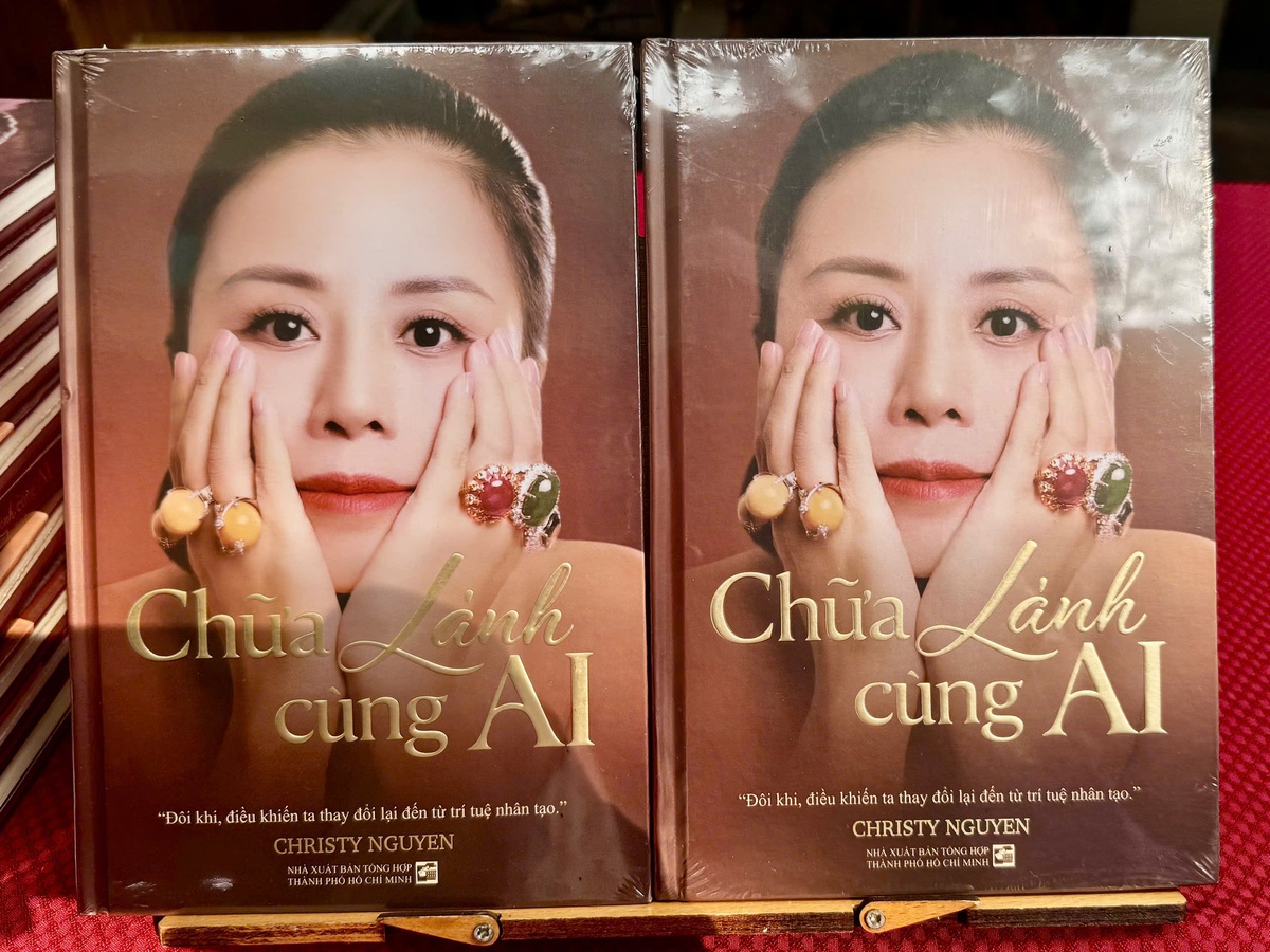 Sách "Chữa lành cùng AI" do NXB Tổng hợp TPHCM ấn hành. Ảnh: Hồ Lam