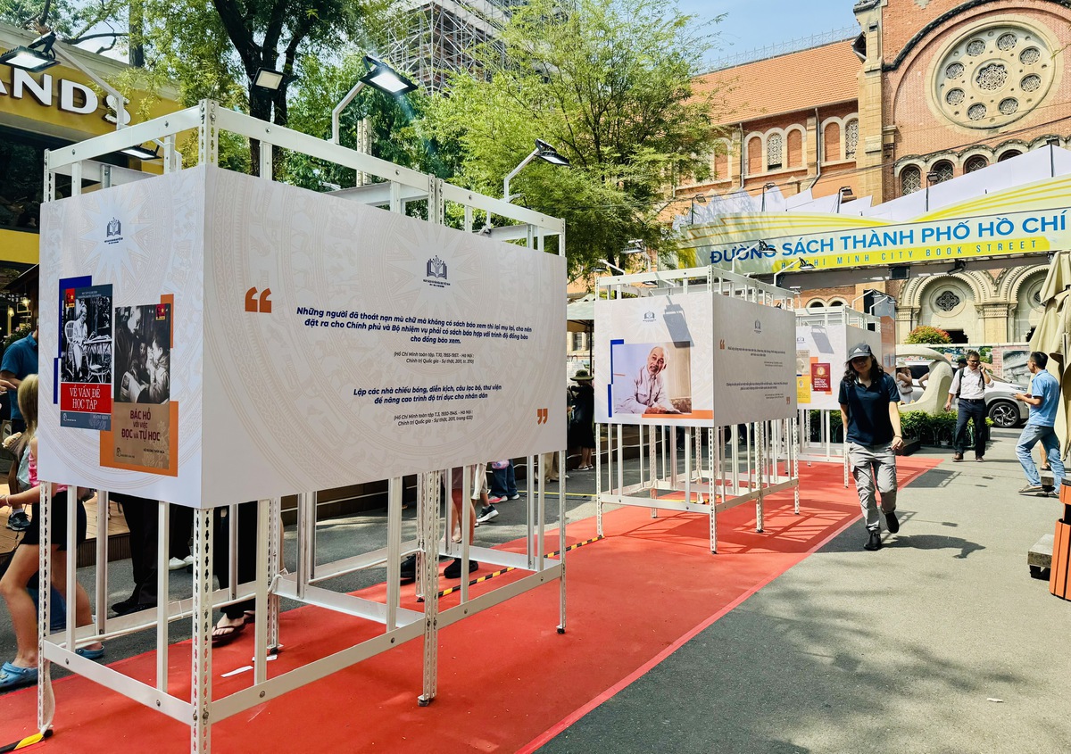 Triển lãm khai mạc trưng bày các thông tin, tựa sách tiêu biểu về Chủ tịch Hồ Chí Minh. Ảnh: Hồ Lam