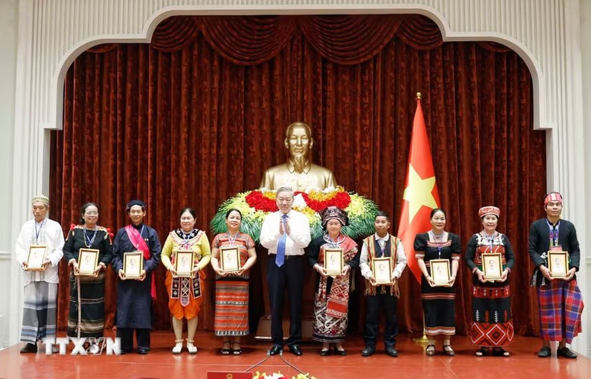 Tổng Bí thư, Chủ tịch nước Tô Lâm tặng chân dung Chủ tịch Hồ Chí Minh cho các già làng, trưởng bản, nghệ nhân, người có uy tín tiêu biểu toàn quốc. (Ảnh: Thống Nhất/TTXVN)