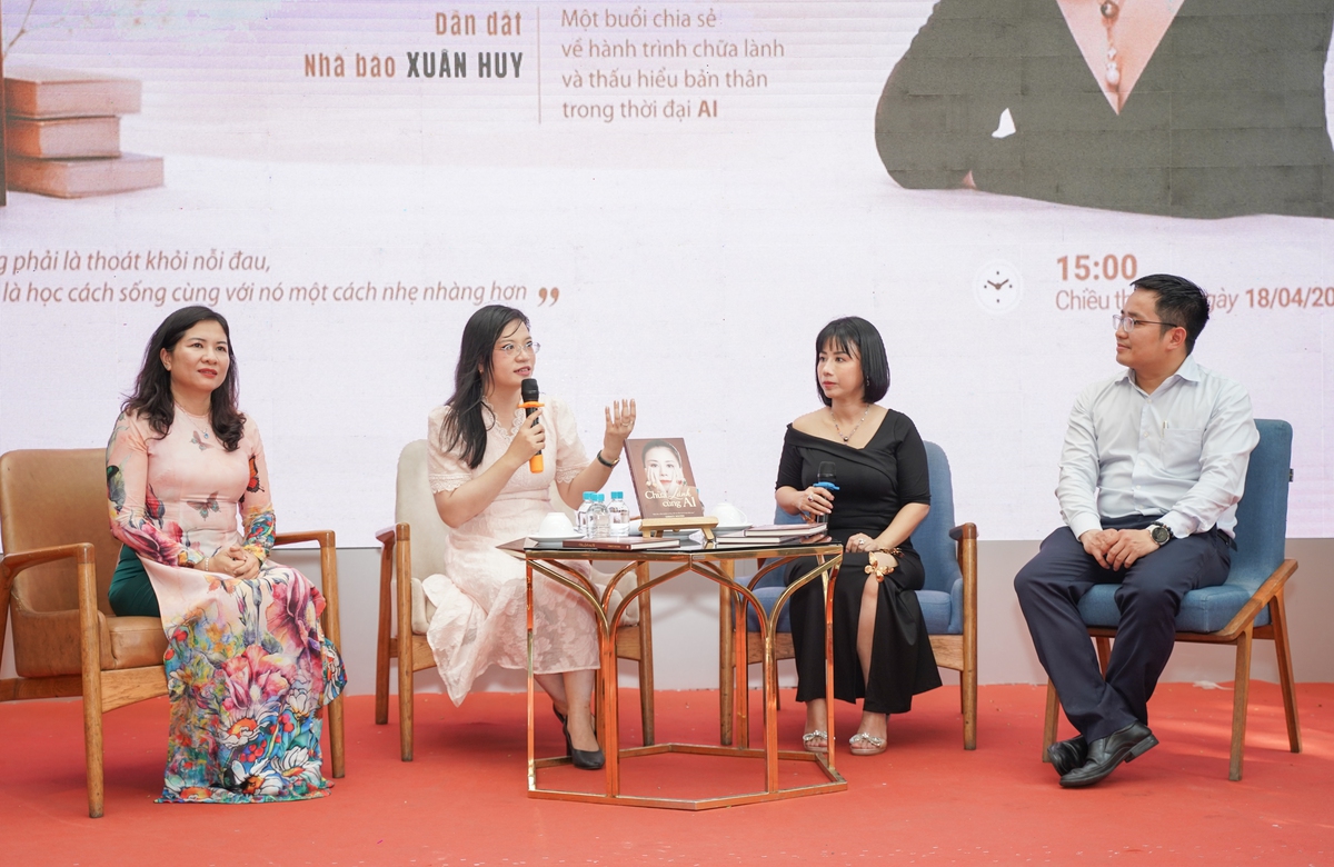 Tác giả Phương Nguyễn (áo đen) cùng các diễn giả: Phó Chủ tịch Hội Liên hiệp Phụ nữ TPHCM Nguyễn Thị Ngọc Linh (bìa trái); PGS.TS Nguyễn Thanh Bình - Phó Chủ tịch Hội LHTN Việt Nam Thành phố, Chủ nhiệm Câu lạc bộ Các nhà khoa học trẻ Thành phố, Trưởng bộ môn Ứng dụng Tin học, trường ĐH Khoa học Tự nhiên (bìa phải)