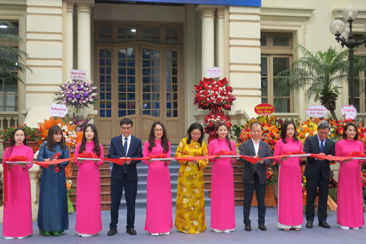 Đại biểu cắt băng khai mạc Ngày sách Việt Nam 2026