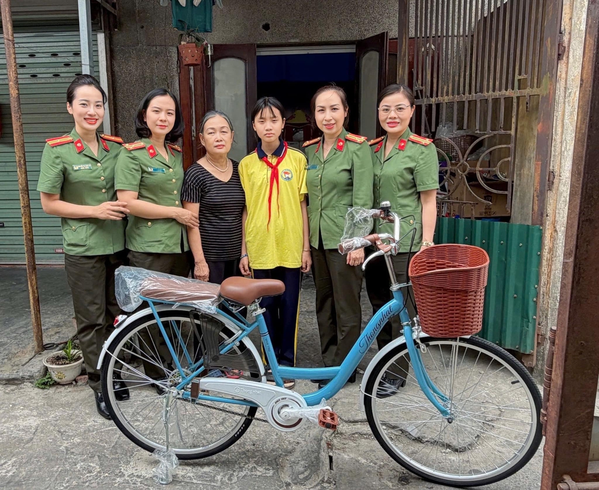 Phụ nữ Công an Hải Phòng chia sẻ yêu thương với trẻ em mồ côi- Ảnh 1.
