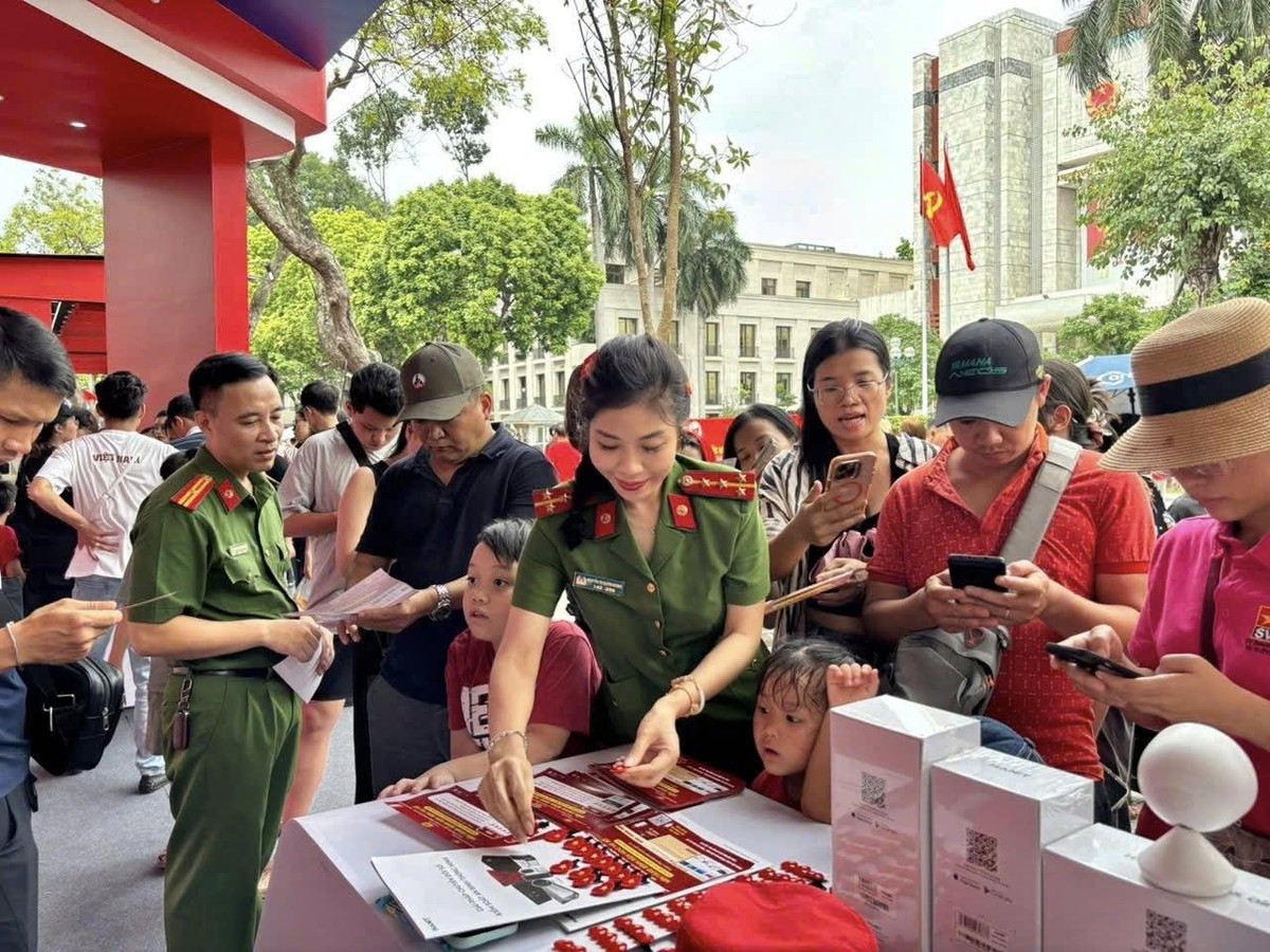 Nữ đại úy Cảnh sát tự hào làm nhiệm vụ thu nhận mẫu AND cho thân nhân các liệt sĩ- Ảnh 2.