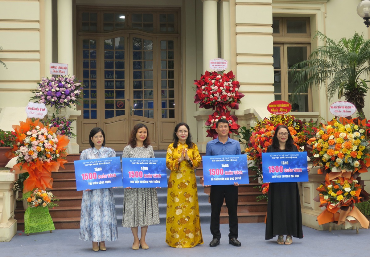 Thứ trưởng Bộ Văn hóa, Thể thao và Du lịch Trịnh Thị Thủy trao tặng sách cho các thư viện