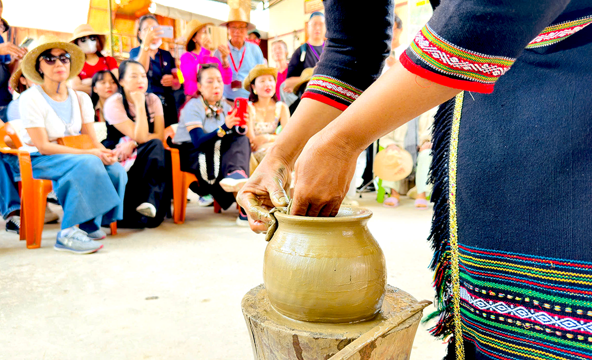 Gốm đen Yang Tao và những điệu vũ nguyên thủy giữa đại ngàn- Ảnh 1.
