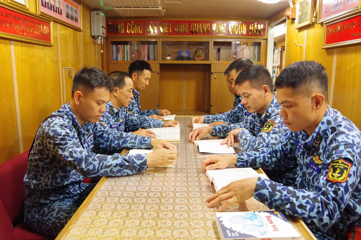 Nếp sống mỗi ngày của thủy thủ dưới lòng đại dương- Ảnh 2.