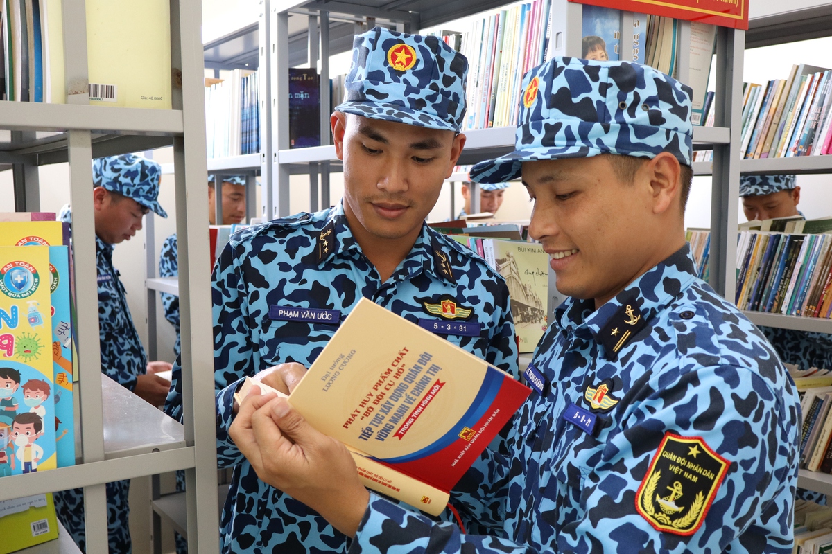 Nếp sống mỗi ngày của thủy thủ dưới lòng đại dương- Ảnh 1.