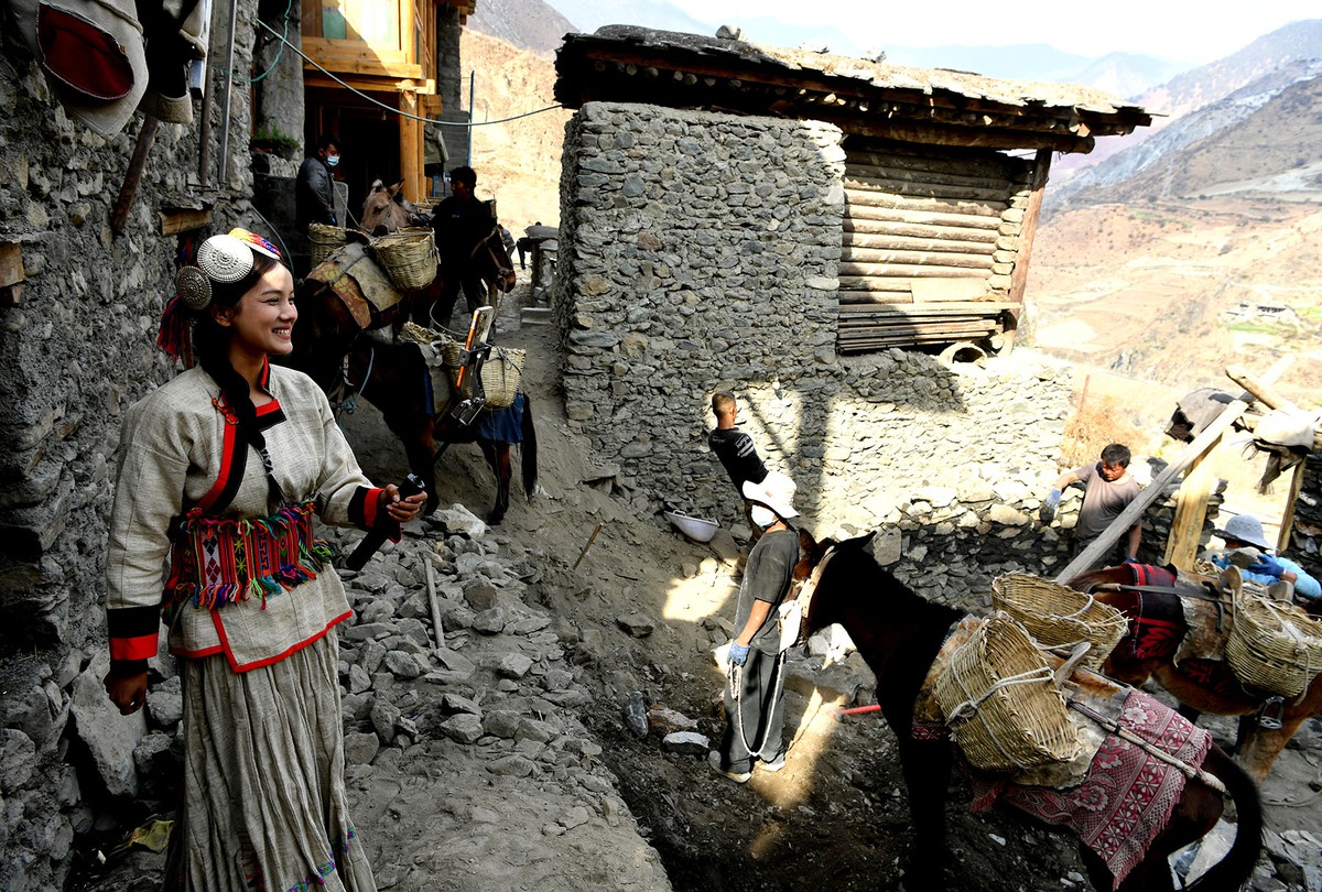 Phụ nữ Eya hồi sinh làng cổ hàng trăm năm- Ảnh 1.