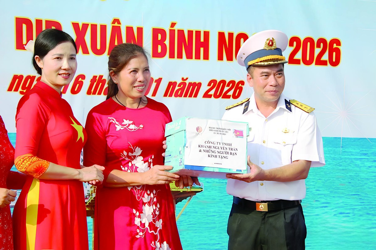 Chị Trần Thị Thanh Nhàn trong một chuyến thăm và tặng quà quân dân Trường Sa