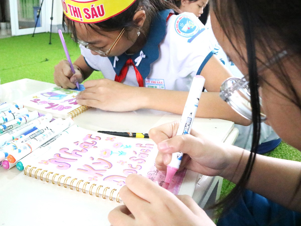 Những người mẹ, người bà giữ nếp đọc trong gia đình thời công nghệ số- Ảnh 2.