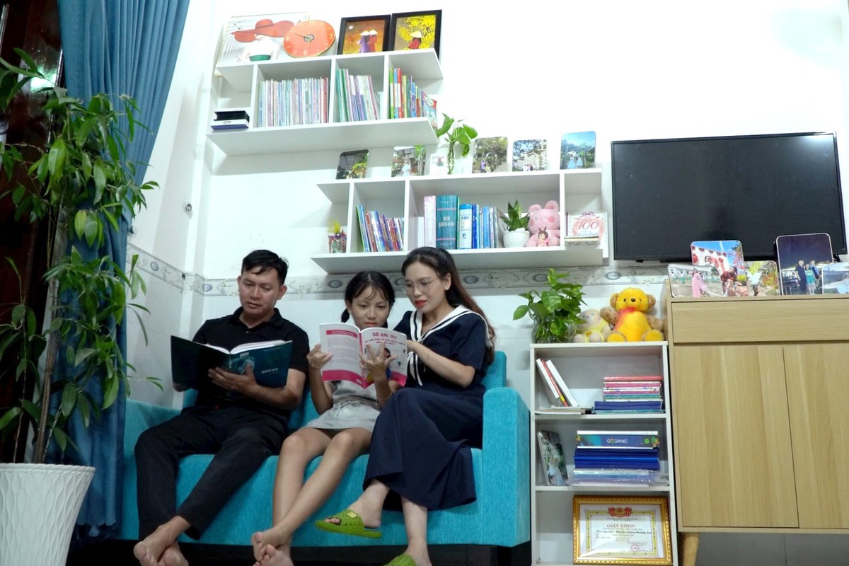 Những người mẹ, người bà giữ nếp đọc trong gia đình thời công nghệ số- Ảnh 1.