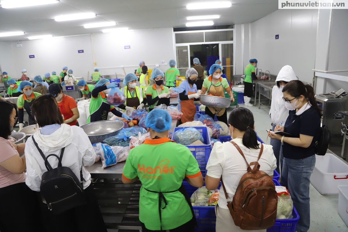 Sau vụ 300 tấn thịt lợn bệnh, phụ huynh “đột nhập” cơ sở cung cấp suất ăn bán trú từ 4h30 sáng- Ảnh 1.