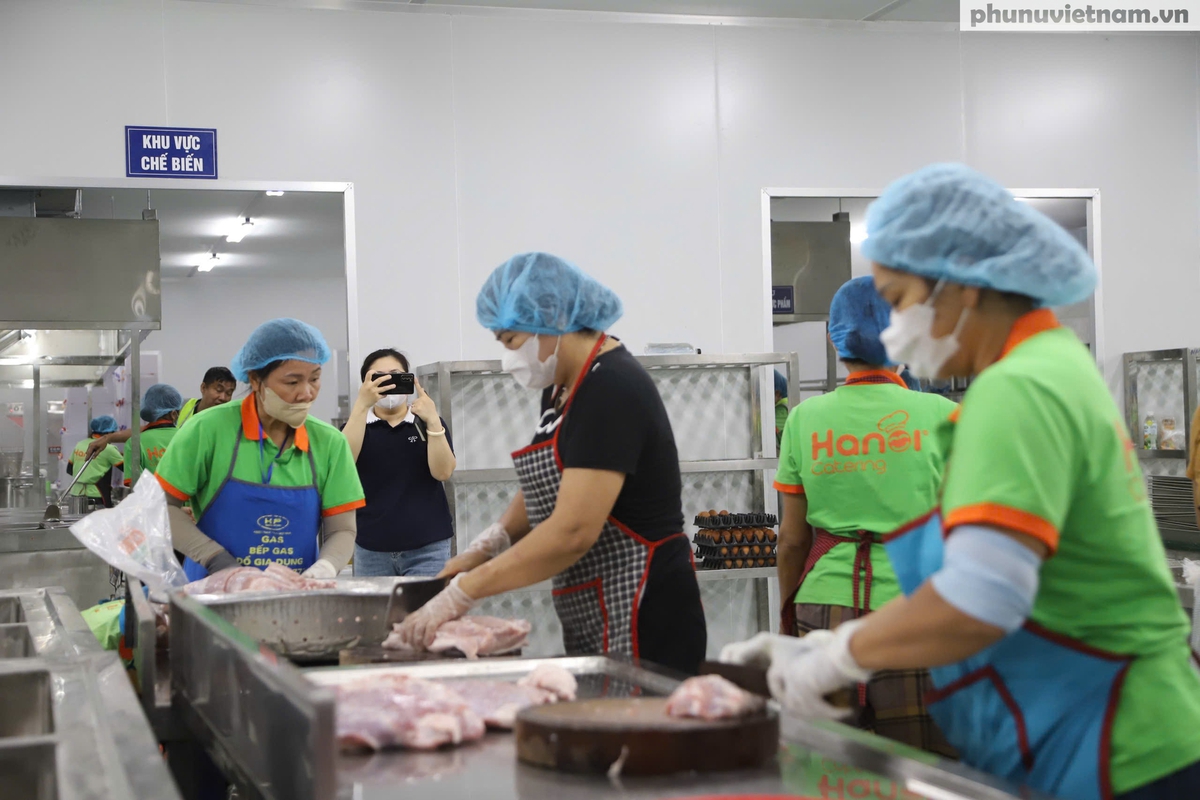 Sau vụ 300 tấn thịt lợn bệnh, phụ huynh “đột nhập” cơ sở cung cấp suất ăn bán trú từ 4h30 sáng- Ảnh 2.