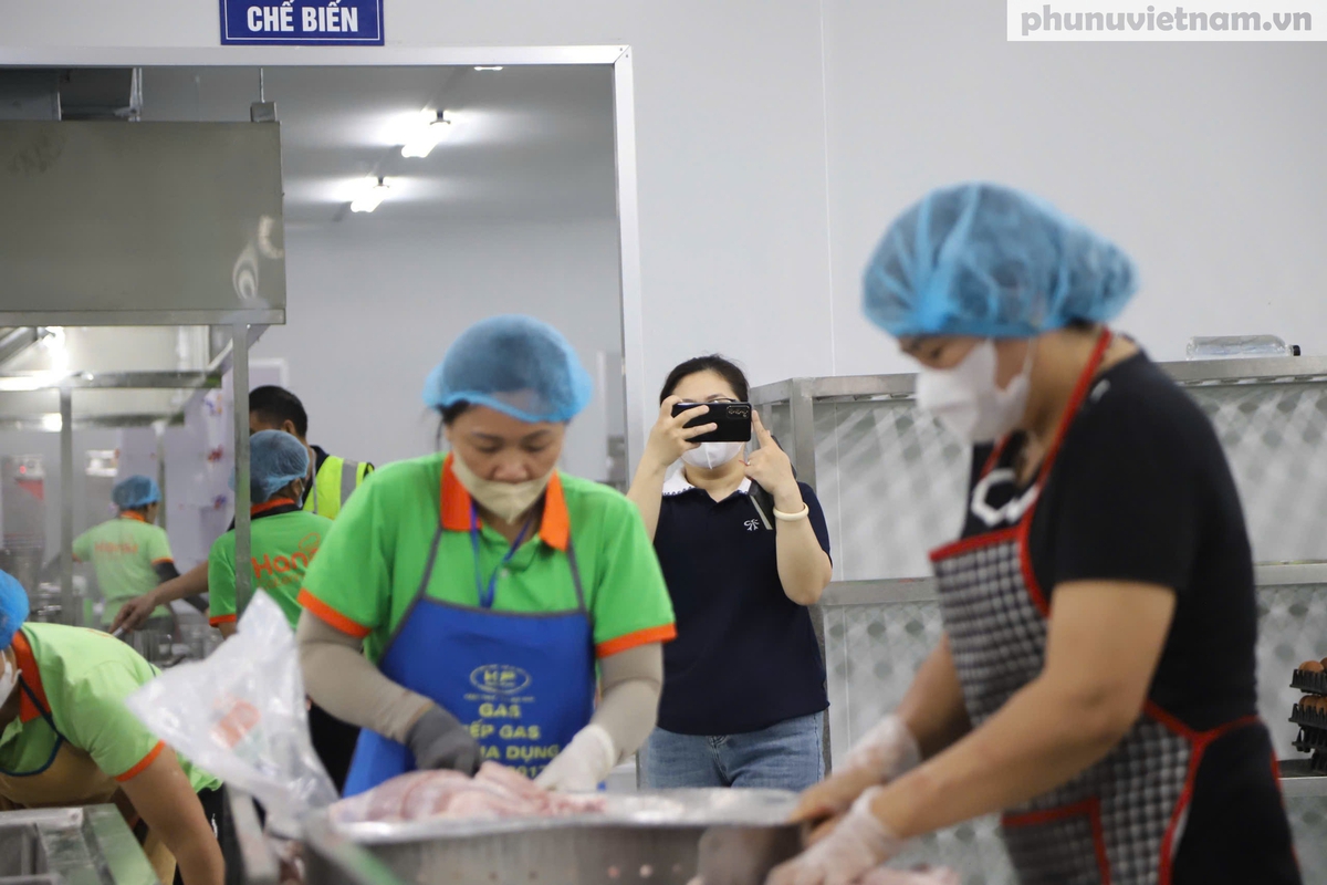 Sau vụ 300 tấn thịt lợn bệnh, phụ huynh “đột nhập” cơ sở cung cấp suất ăn bán trú từ 4h30 sáng- Ảnh 4.