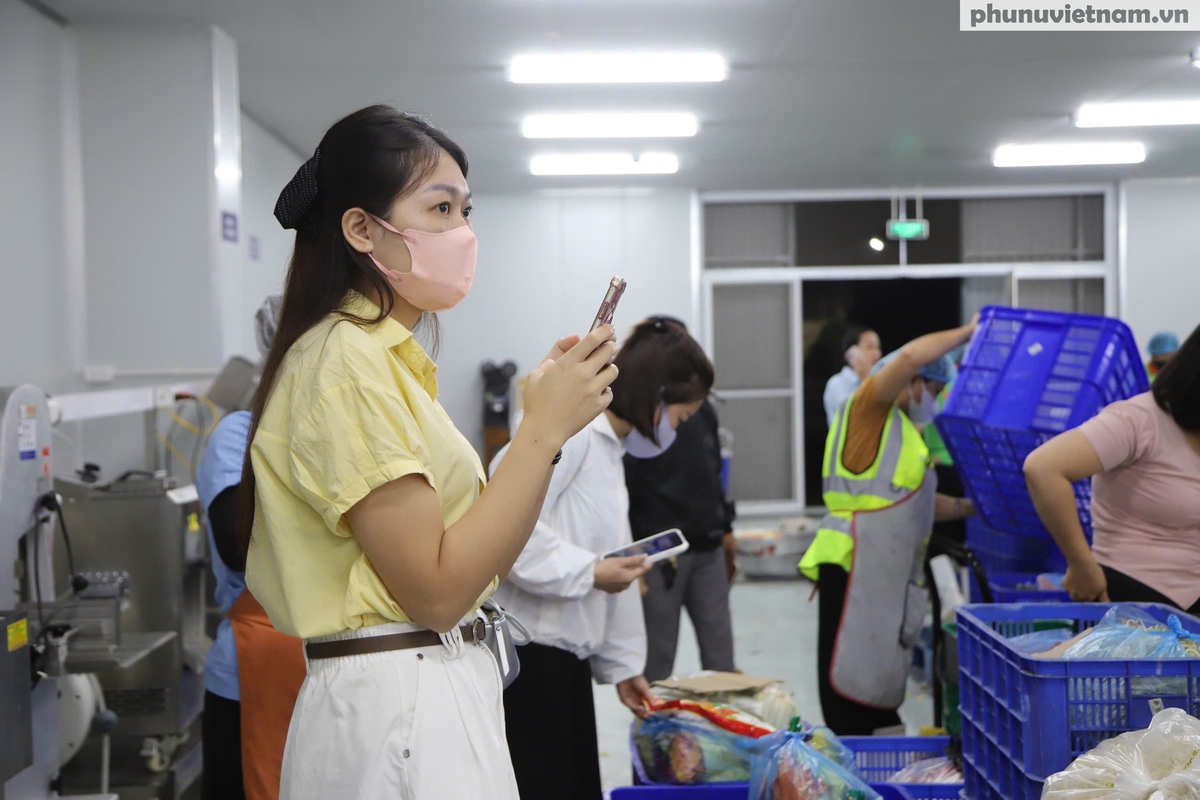 Sau vụ 300 tấn thịt lợn bệnh, phụ huynh “đột nhập” cơ sở cung cấp suất ăn bán trú từ 4h30 sáng- Ảnh 5.