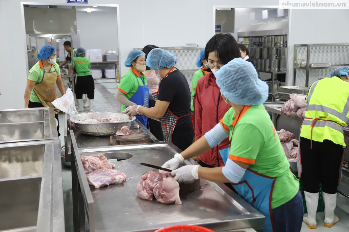 Sau vụ 300 tấn thịt lợn bệnh, phụ huynh “đột nhập” cơ sở cung cấp suất ăn bán trú từ 4h30 sáng- Ảnh 7.